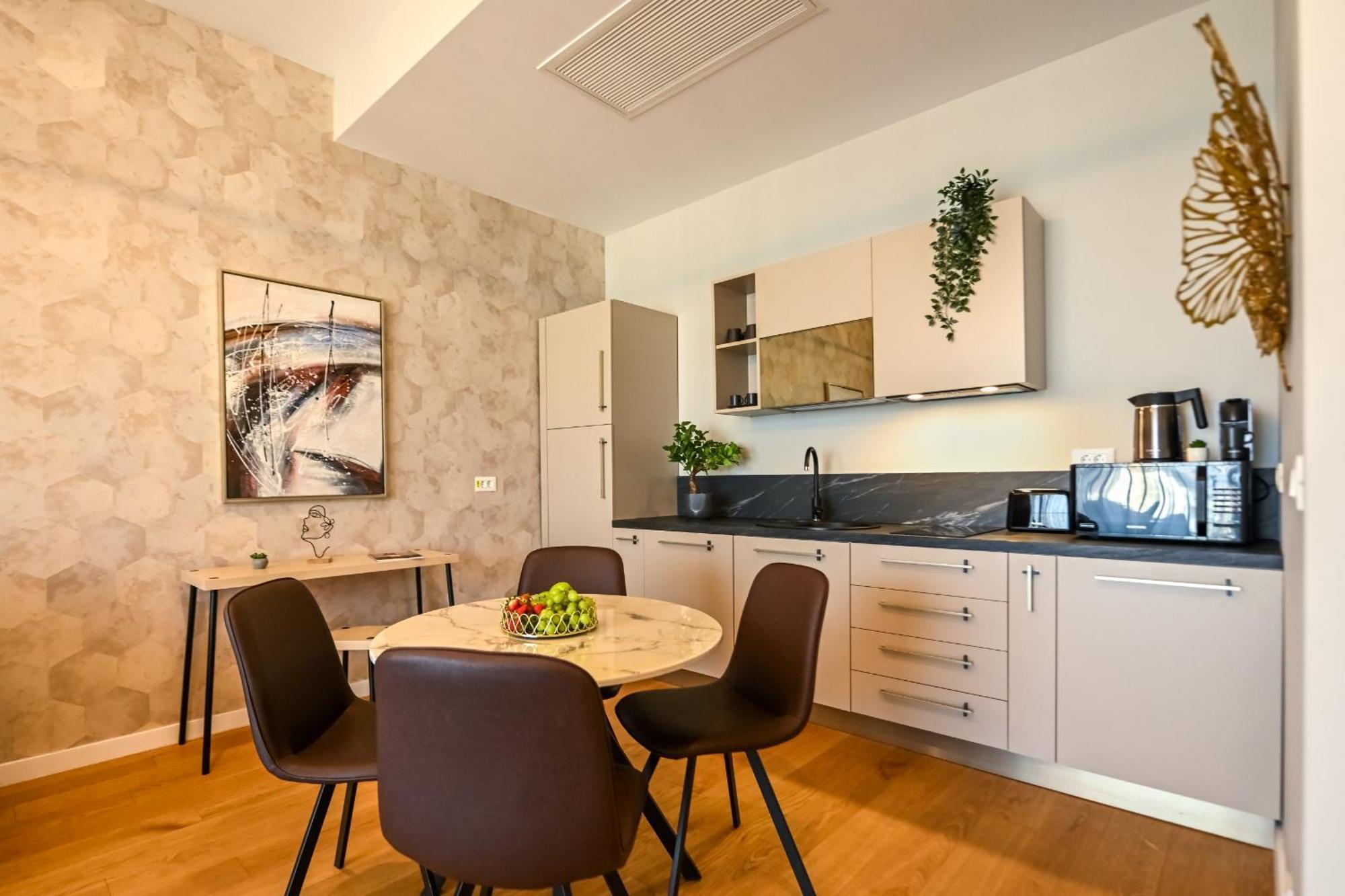 One Verdi Park Exclusive Apartments - Panoramic View & Private Parking Boekarest Buitenkant foto