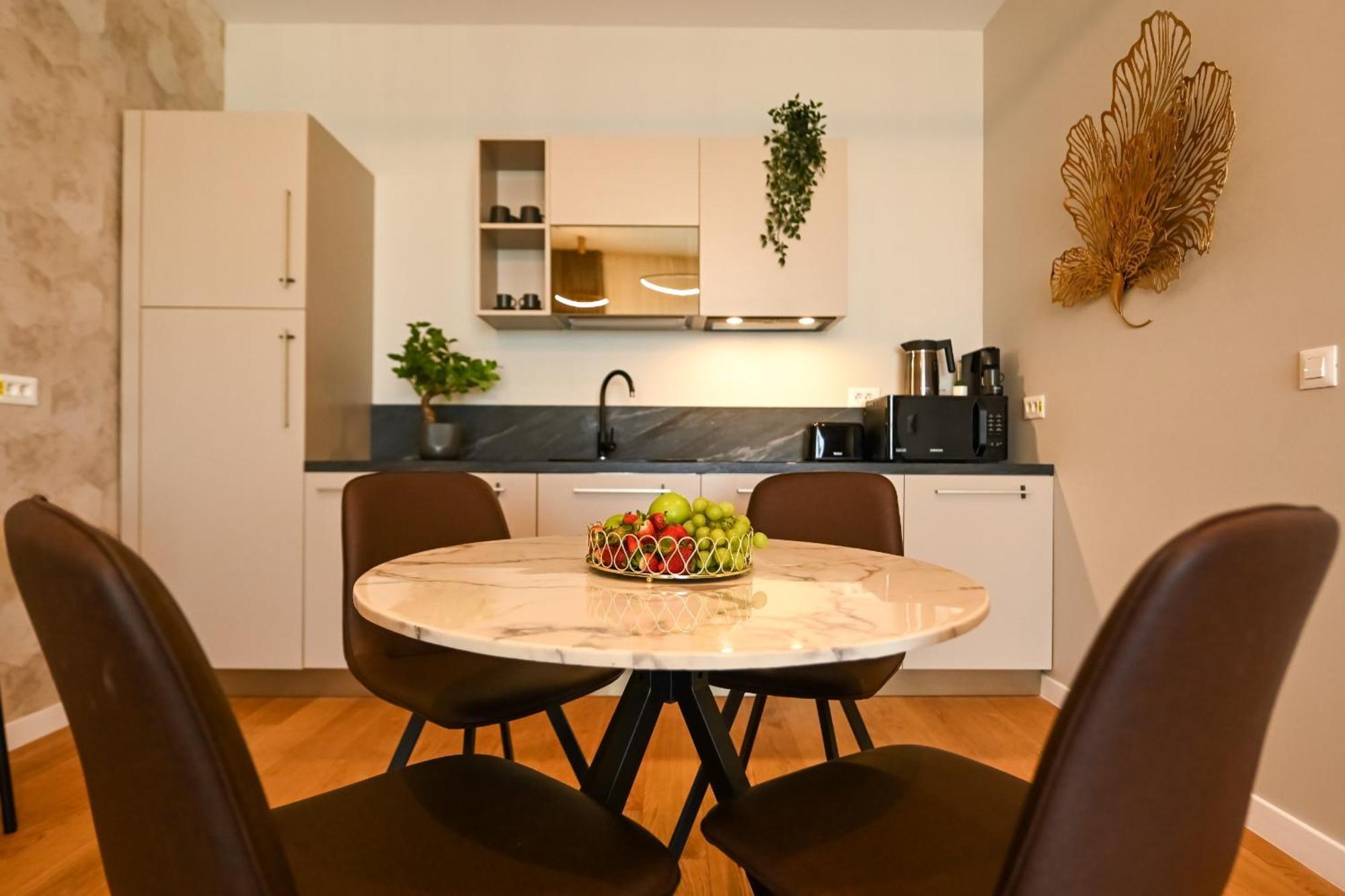 One Verdi Park Exclusive Apartments - Panoramic View & Private Parking Boekarest Kamer foto