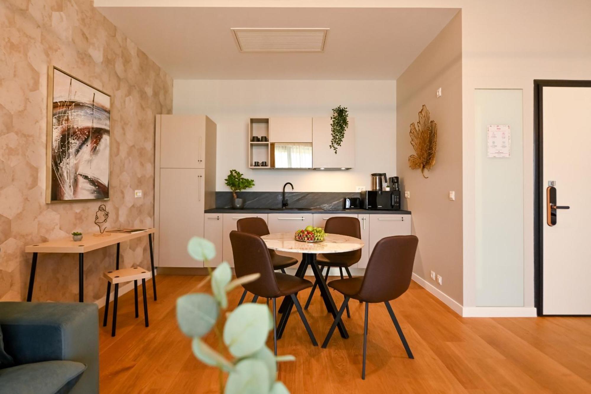 One Verdi Park Exclusive Apartments - Panoramic View & Private Parking Boekarest Kamer foto