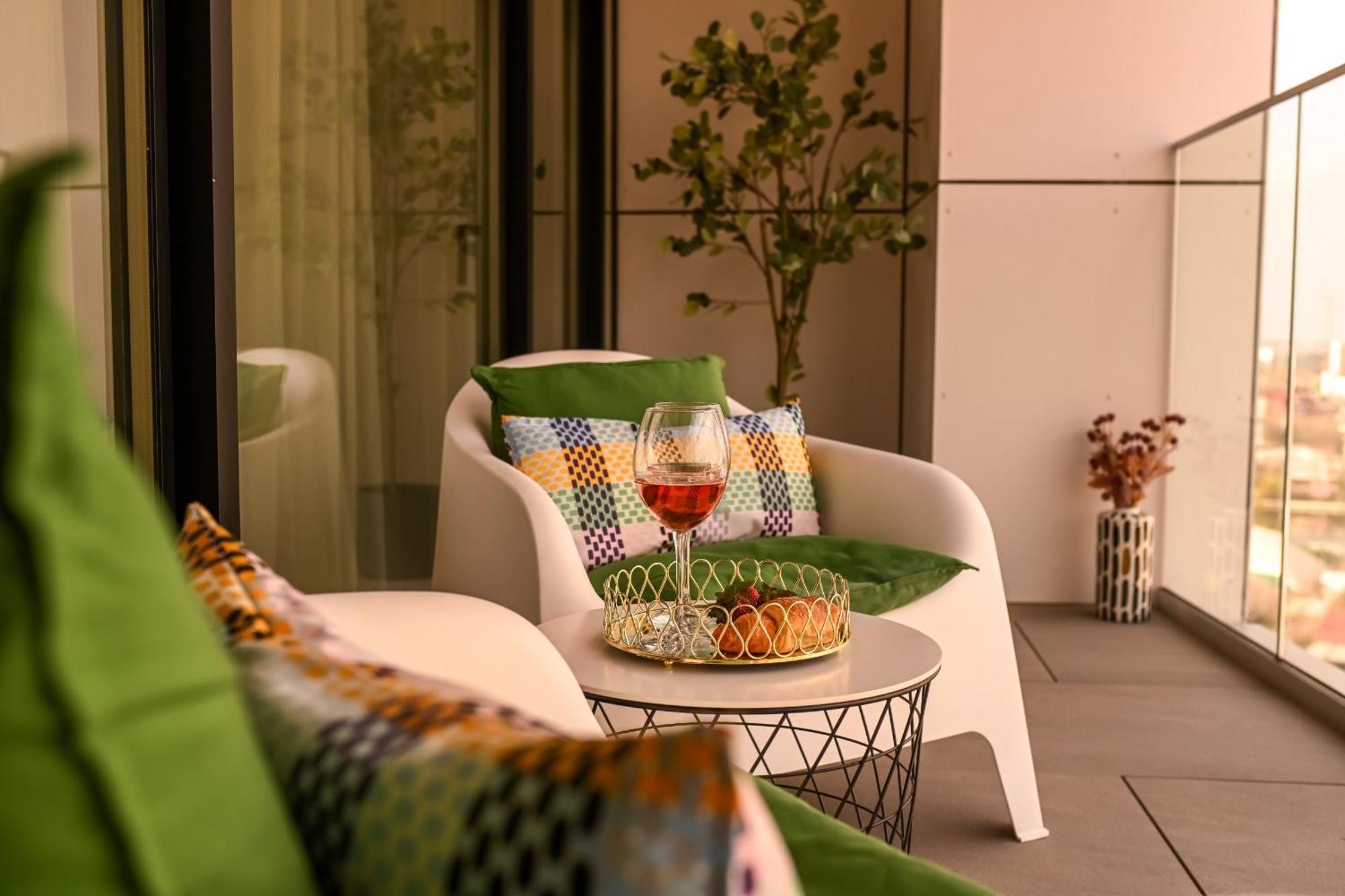 One Verdi Park Exclusive Apartments - Panoramic View & Private Parking Boekarest Kamer foto