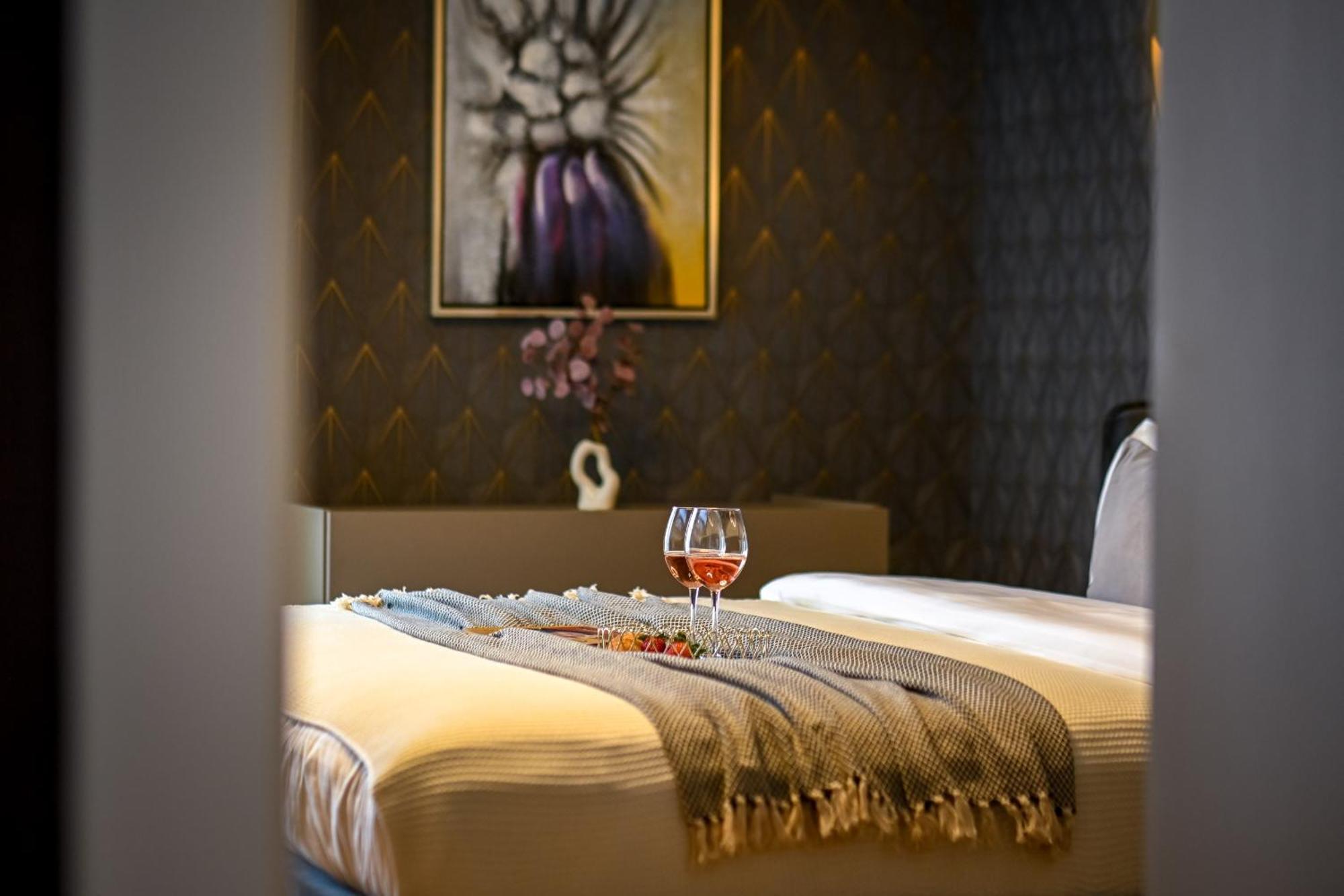 One Verdi Park Exclusive Apartments - Panoramic View & Private Parking Boekarest Kamer foto