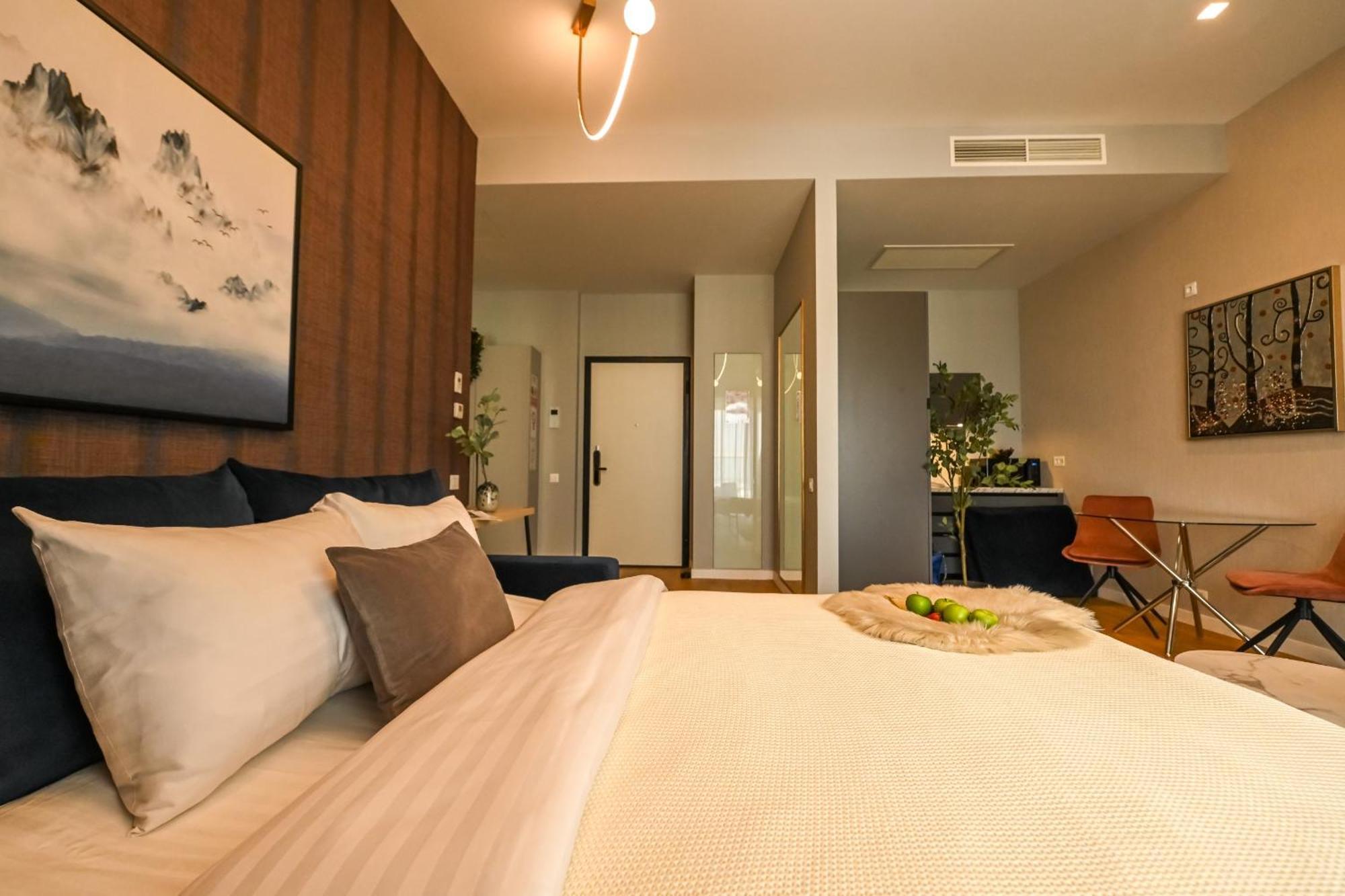 One Verdi Park Exclusive Apartments - Panoramic View & Private Parking Boekarest Kamer foto