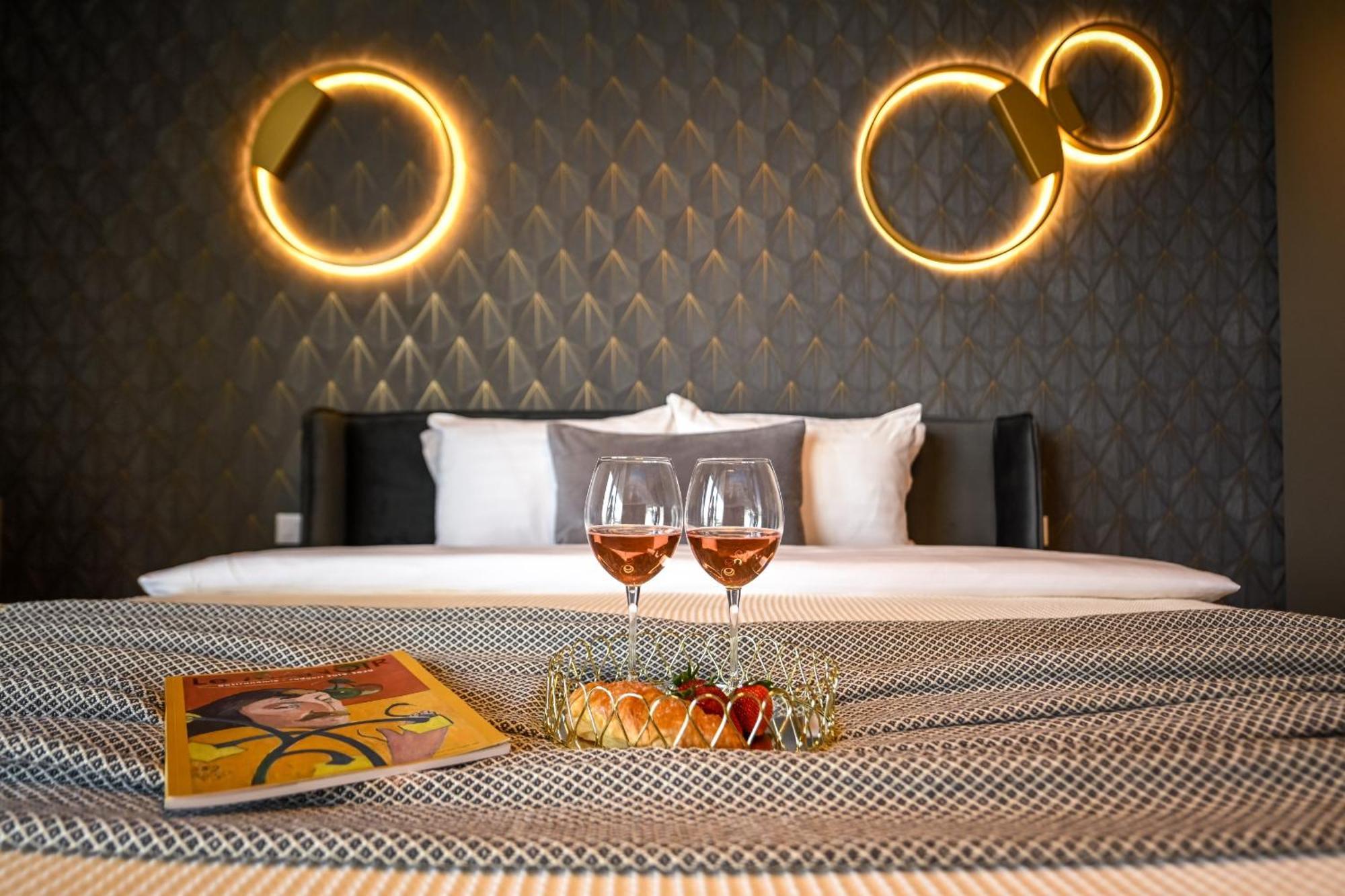 One Verdi Park Exclusive Apartments - Panoramic View & Private Parking Boekarest Kamer foto