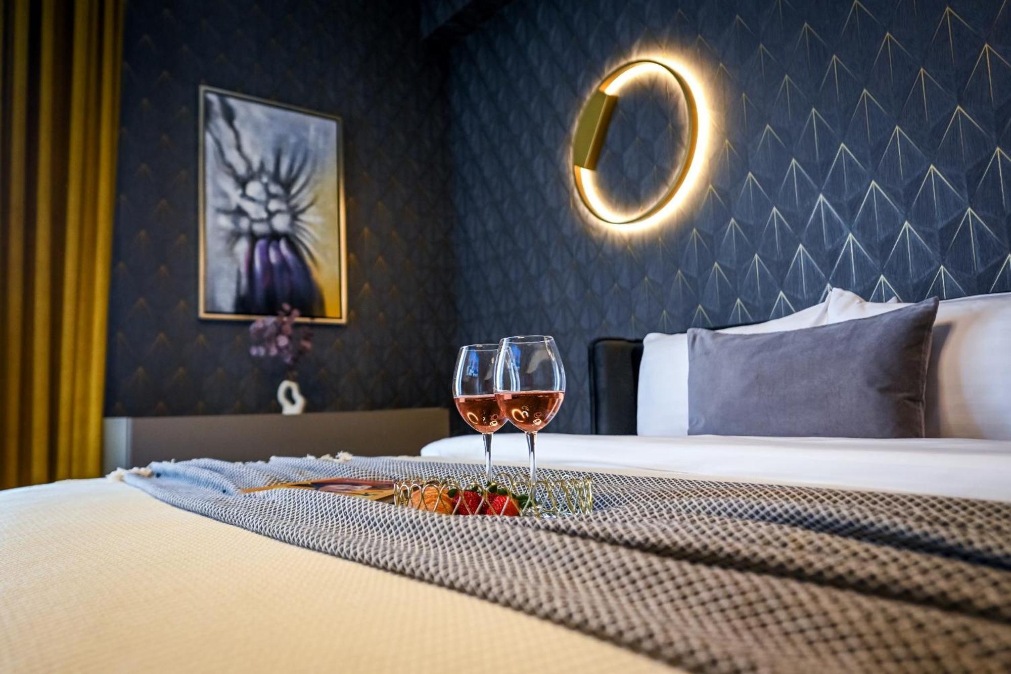 One Verdi Park Exclusive Apartments - Panoramic View & Private Parking Boekarest Kamer foto